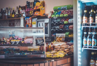 ¿hasta qué hora está abierta la tienda de alimentos más cercana