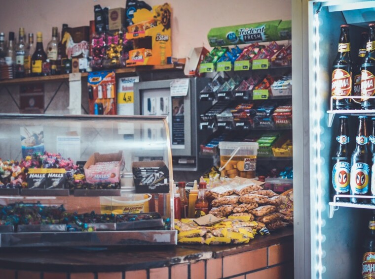 ¿hasta qué hora está abierta la tienda de alimentos más cercana