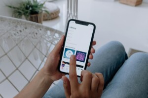 how to delete background on iphone